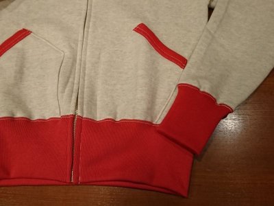 ベージュ×レッド