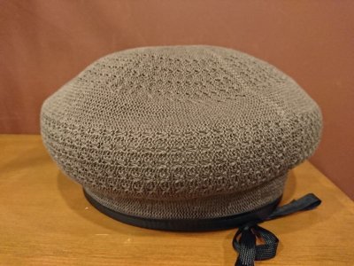 カーキグリーン