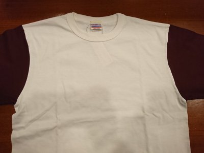 ホワイト×バーガンディー