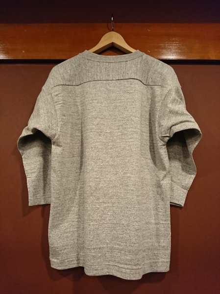グレー